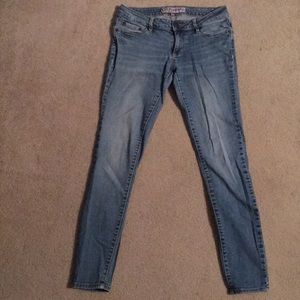 Bullhead light wash skinnies
